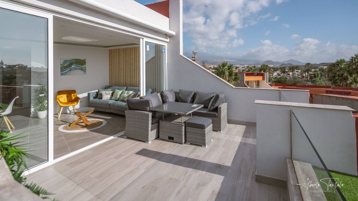 Las Galletas Apartment | Ático con vistas al mar a 150m de playa.