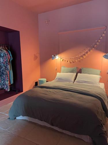 Roquecor Bed & Breakfast | Òli - chambre d'hôtes coeur de village à Roquecor, 2 personnes