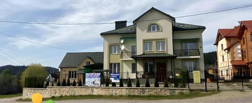 Skhidnytsya House | Вілла ,Астері'