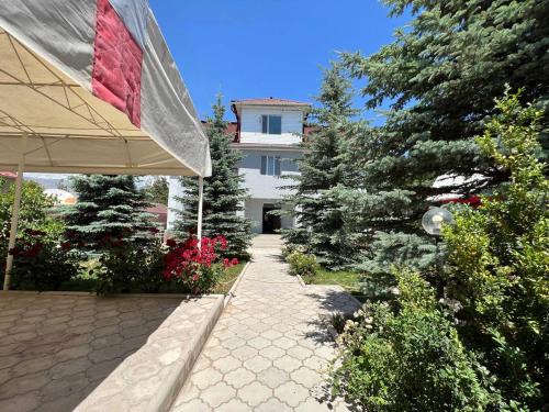 Cholpon-Ata House | Гостевой дом Акварель 阿克瓦雷爾旅館 Guest house Akvarel 게스트하우스 아크바렐