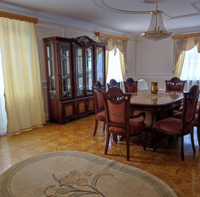 Vanadzor House | Нескучный дом, где есть джакузи, красивый парк.