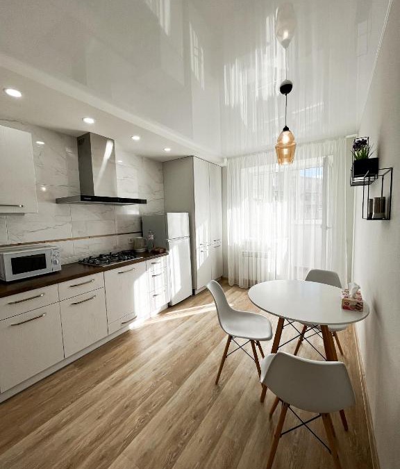 Sukhinovka Apartment | Світлі апартаменти в самому Центрі біля Корпусного парку - Мережа HELEN