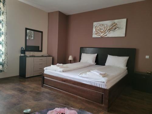 Hisarja House | Стаи за гости Писателите