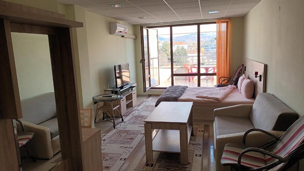Kardzhali Province House | Стая за гости Пентагона