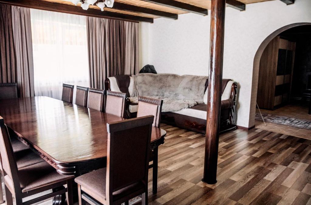 Verkhovyna Cabin | Стежка в гори