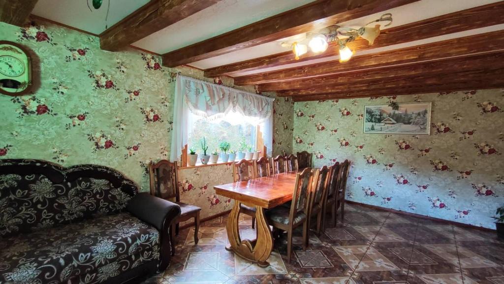 Yablunytsya House | У Василини