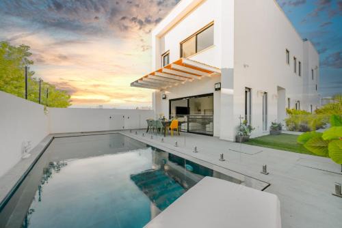 Hadera Villa | לגונה בלו ביץ - וילה עם בריכה פרטית וג'קוזי דקה מהים