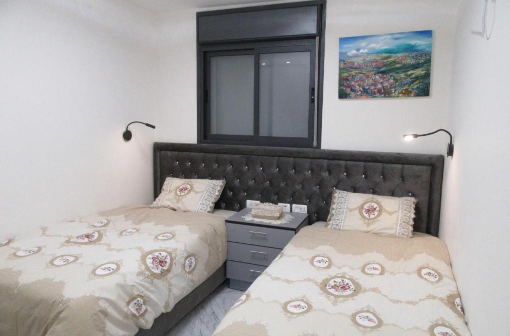 Jerusalem Apartment | תנובת הארץ רחוב שמגר 14 ג' קומה p-3 הכניסה מרחוב מנחת יצחק 22