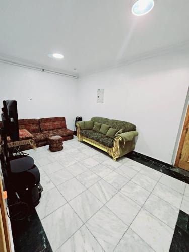 Al Aziziyah Apartment | اقامة السعادة