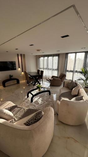 Al Duqqi Apartment | المهندسين