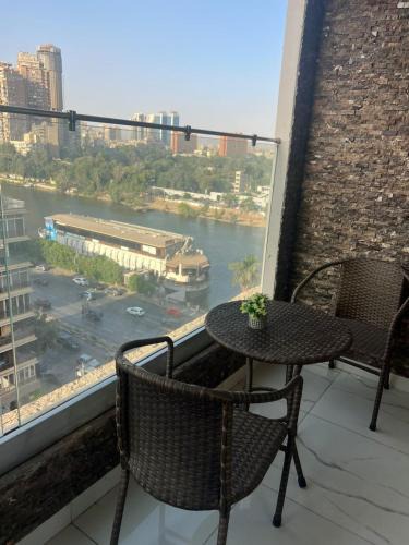 Agouza Apartment | غرفة فندقية بإطلالة على النيل بالعجوزة