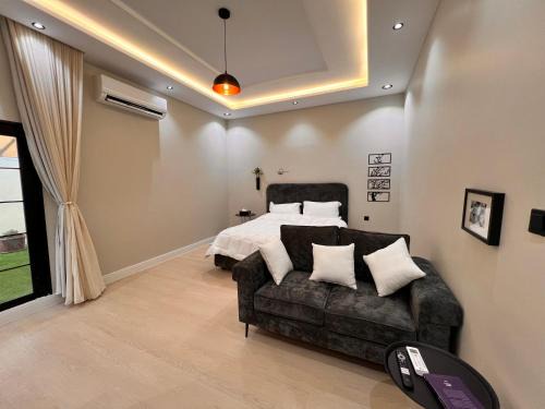 Al Kura Apartment | غرفة وجلسة خارجية بوصول ذاتي