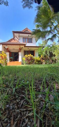 Thung Yai House | บ้านเขียมเลียบคลอง โฮมสเตย์