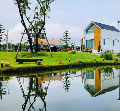 Wang Nam Khiao House | บ้านไร่ฟ้าสวย Family House