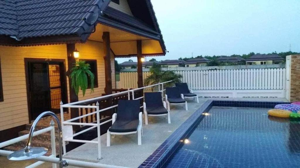 Bang Sare House | อุ่นไอปลายนา@บางเสร่