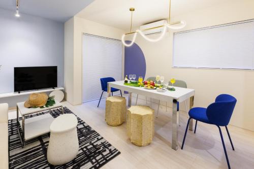 Kadena-cho House | オープンセール 2棟貸切 最大20名ビーチまで車で4分 駐車場4台 tla&tdy ツインズロッジA棟B棟貸切