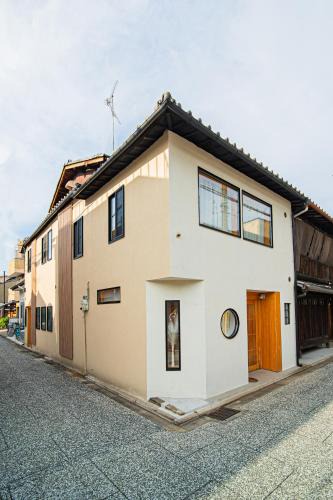 Shimogyo Apartment | 夏様五条丹波口 Modern Kyoto Townhouse, Whole House