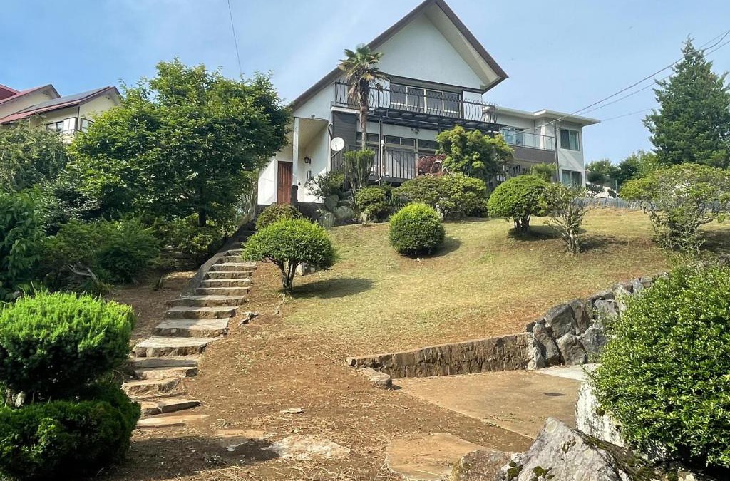 Izu Villa | ■屋根付BBQテラスのある貸別荘■1棟貸しなので安全安心■3台分の無料駐車場完備です