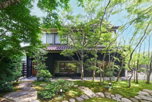 Midori Ward Villa | 高尾山すぐ貸切villa都心から70分自然豊か貸切サウナ道志ツーリングBBQ焚火花火日本庭園