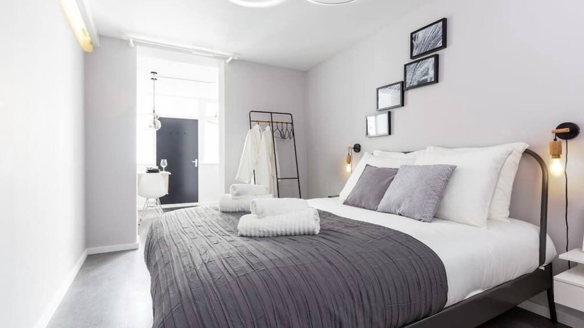 Delft Apartment | 03B original twin · Long Stay for 2p Central station