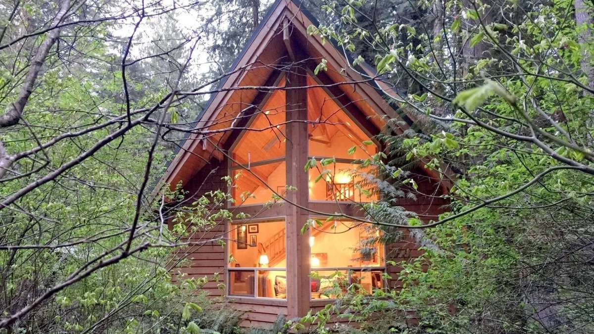 Glacier Cabin | 04SL - Hot Tub - BBQ - Pets OK - Sleeps 5 by RedAwning