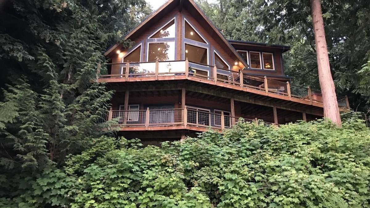 Maple Falls Cabin | 07MF - Lake Front - Hot Tub - BBQ - Sleeps 8 by RedAwning