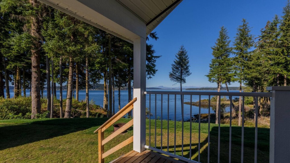 Regional District of Mount Waddington Cottage | 09 - Kingfisher Cottage By The Sea at Alder Bay