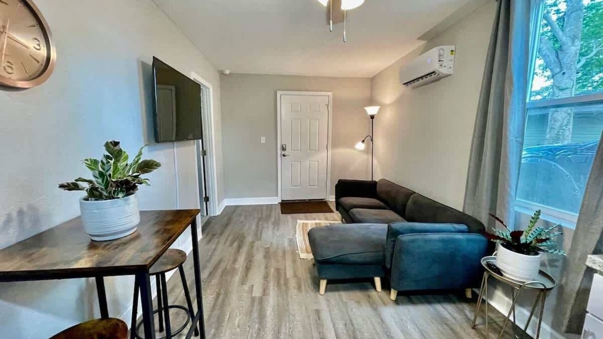 Dixieland Apartment | 1/1 Downtown Lakeland Pet Friendly Home
