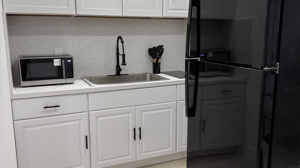 Pembroke Pines Apartment | 1/1 Studio in Pembroke Pines. Close to Beaches, Airports, & Stadium’s. W/Patio