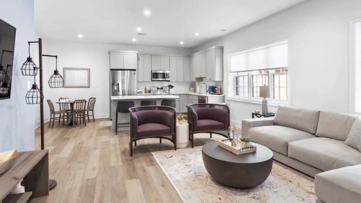 Old Town Alexandria Apartment | ★1/2 Block from King Street, King Bed In the ♥ of Old Town ~ Free Parking★