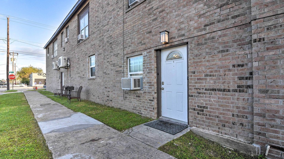 Galveston Apartment | 1/2 Mi to Beach: Convenient Retreat in Galveston!