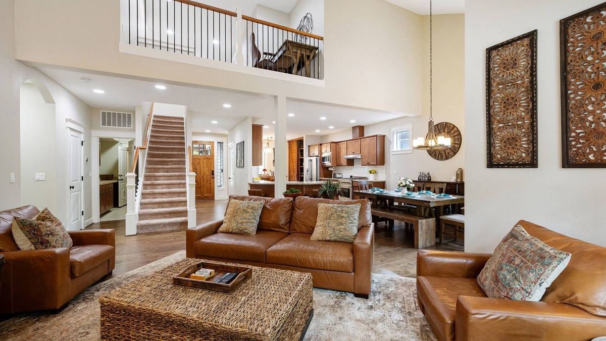 West Haven-Sylvan House | 1.2M New Luxury Home, Hot Tub, 4 King Beds, 2 in-Suites, Fast Wifi