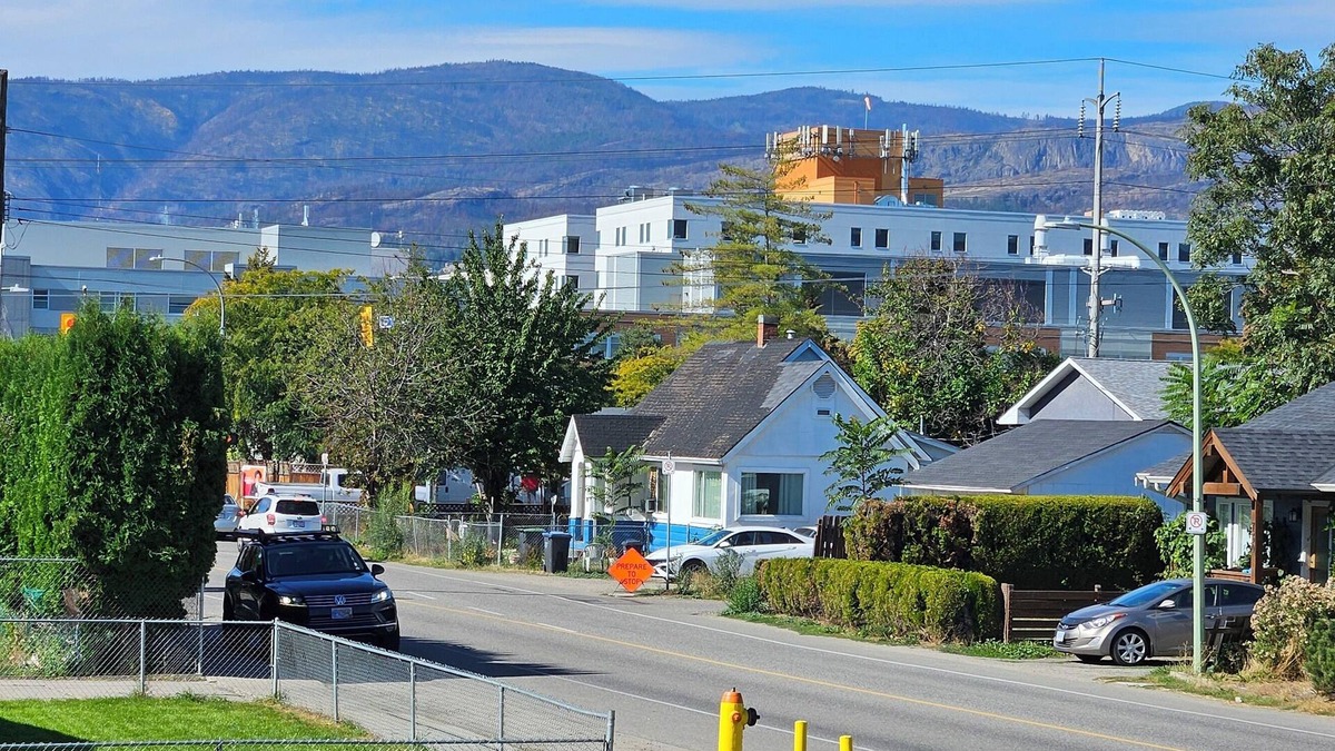 South Pandosy House | 1.5 blocks Kel Gen Hosp/Pets OK/5min OUC/1.5km Dwntwn/2.5 blocks to Sunny Beach