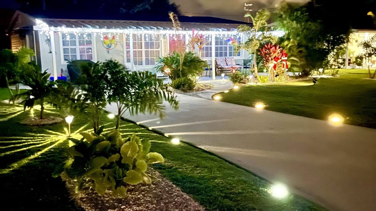Rock Ridge House | 1.5 mile 2 Beach Our Cottage = Aloe Vero clean, neat and fun 🤩 Great Location!