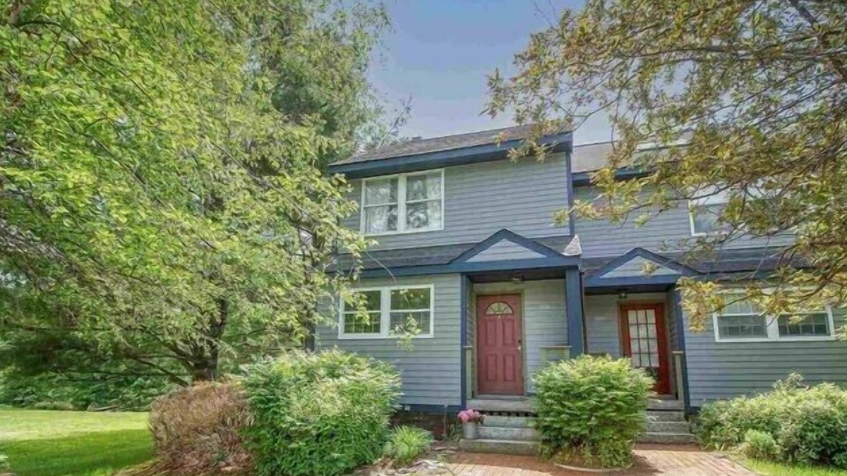 West Dover House | 1.5 miles to Mount Snow ski resort and minutes to area golf courses .