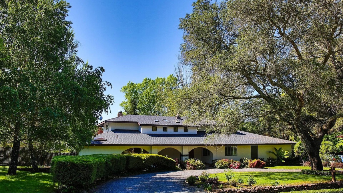 Glen Ellen House | 1-acre Private Backyard with Large Pool