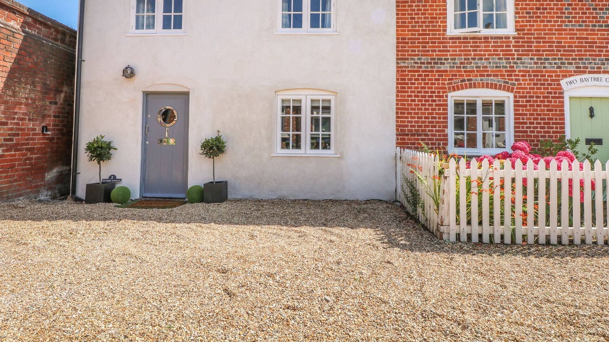 Lower Swanwick Cottage | 1 BAYTREE COTTAGE, pet friendly, with hot tub in Swanwick, Hampshire