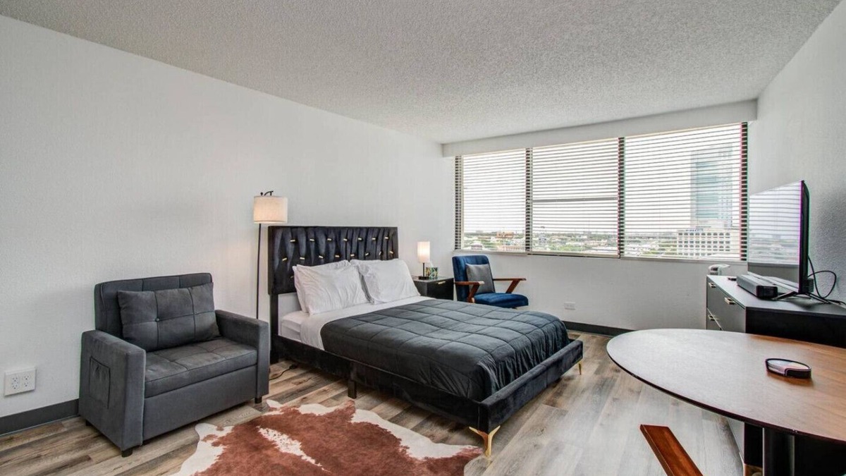 Greenway Plaza-Upper Kirby Apartment | 1 Bd Studio Apt|Pool|Gym|Game Room|City Views