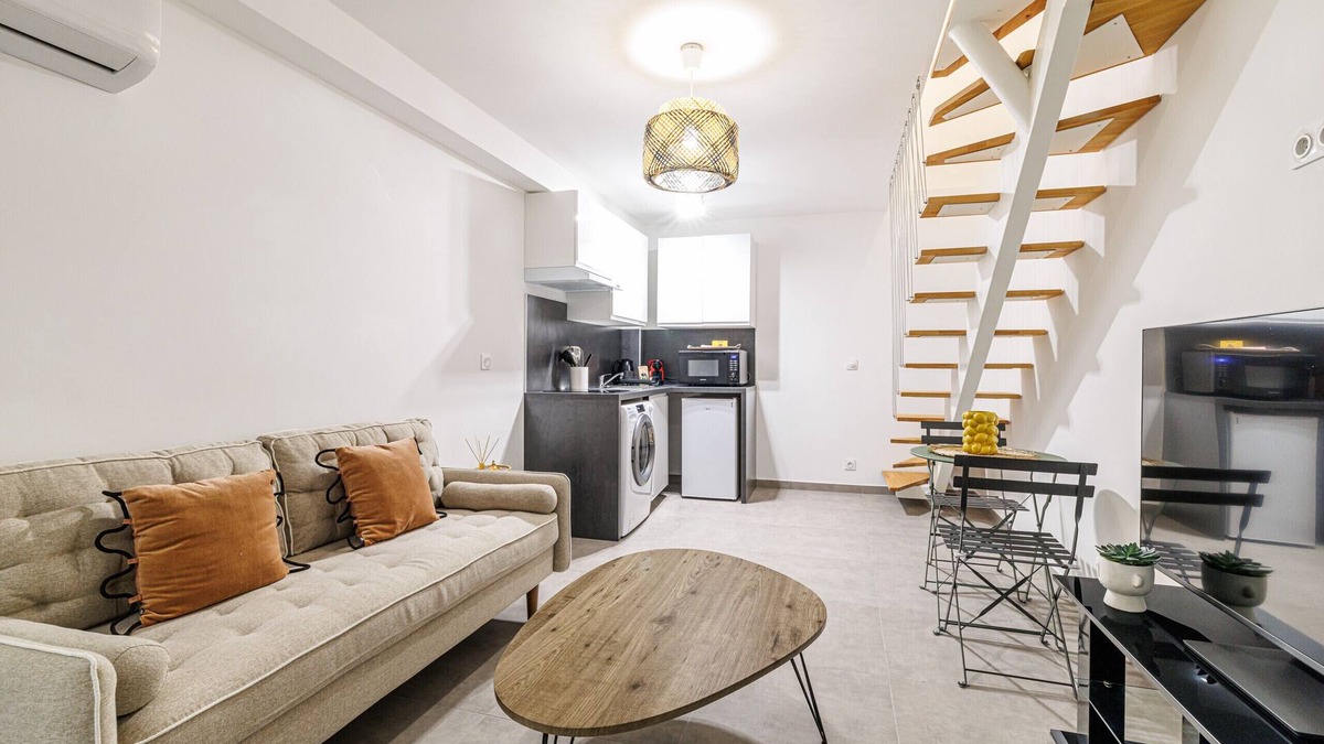 Carabacel Apartment | 1 Bdr Duplex Downtown – AC