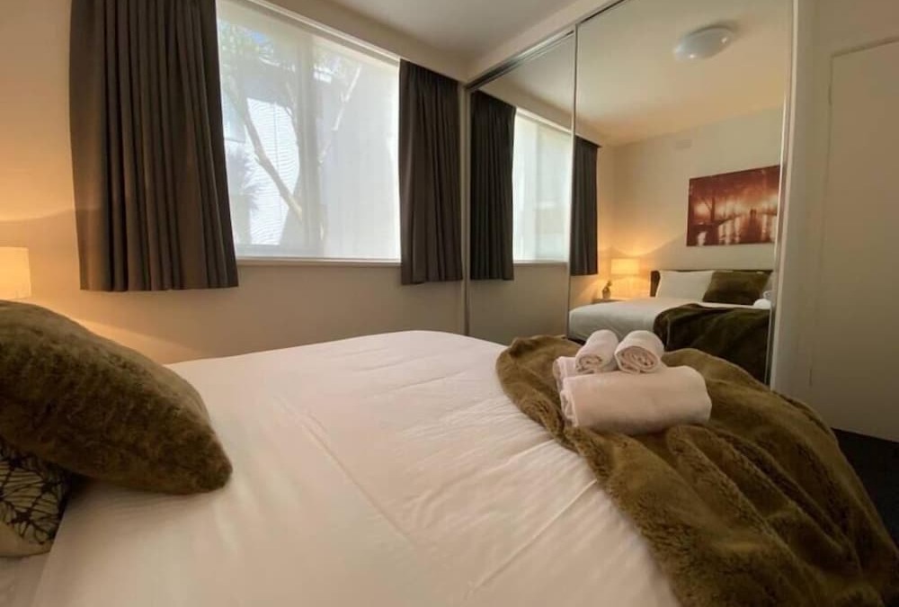 Melbourne Airport Apartment | 1 Bdrm With Parking, Walk to Beach