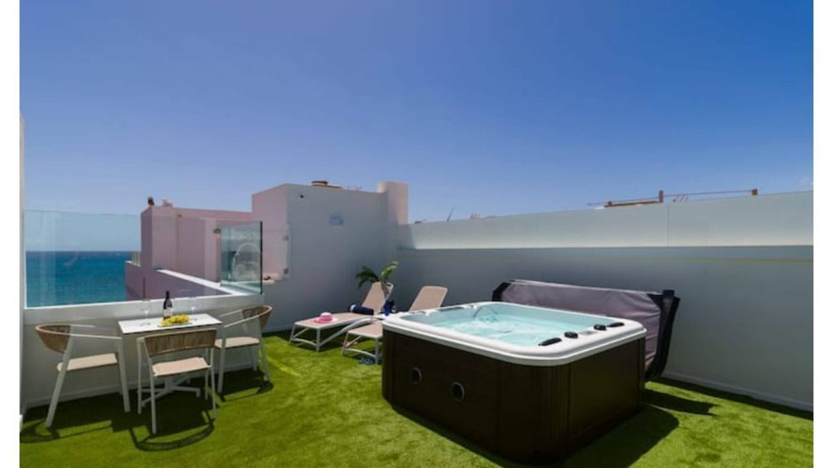 Playa de Arinaga Apartment | 1 beach line exclusive terrace/jacuzzi