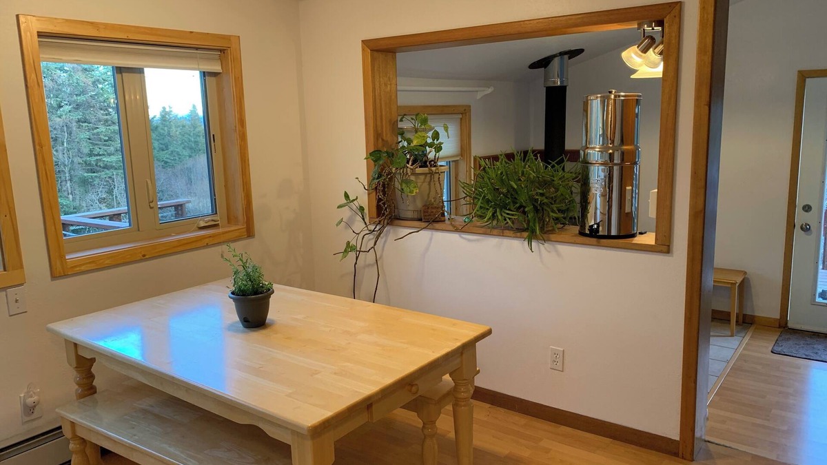 Homer House | 1 bed, 1 bath, breakfast included, full kitchen, washer/dryer, and rental car.n