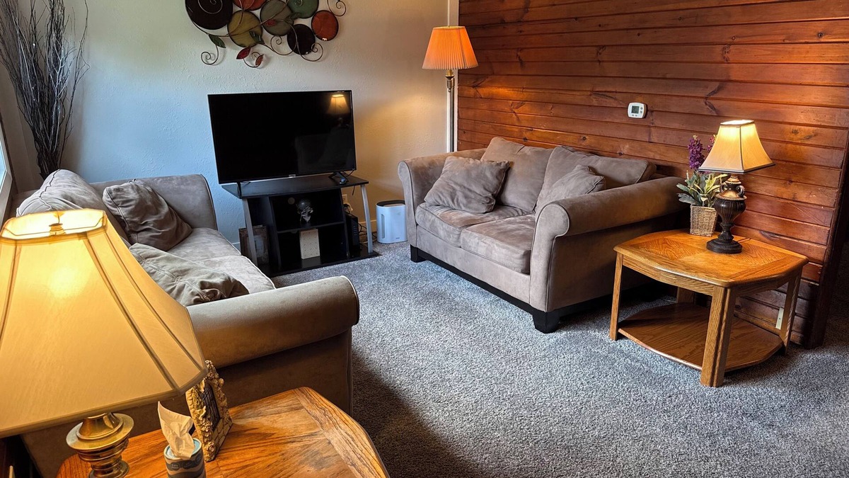 Beaverdale Apartment | 1 bed, 1 bath Central DM by VA Hospital North of Drake University No Stairs.