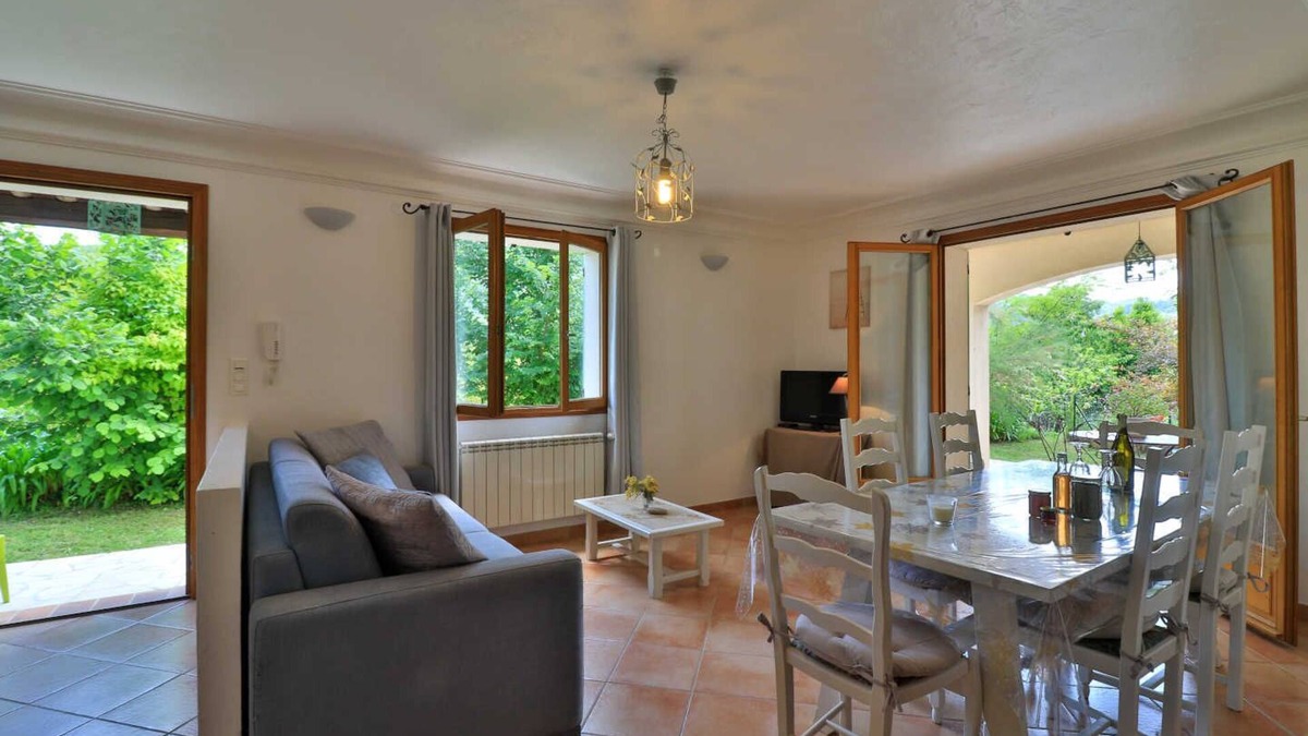 Le Bar-sur-Loup Apartment | 1 Bed Apartment Sleeps 4 -Private Garden & Pets Ok