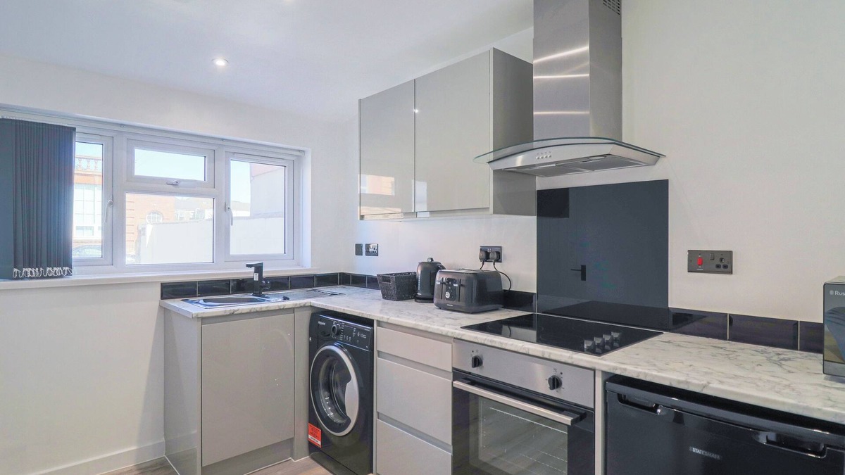 Weston-super-Mare House | 1 bed bungalow, sleeps 4, 50 meters from the beach with off road parking.