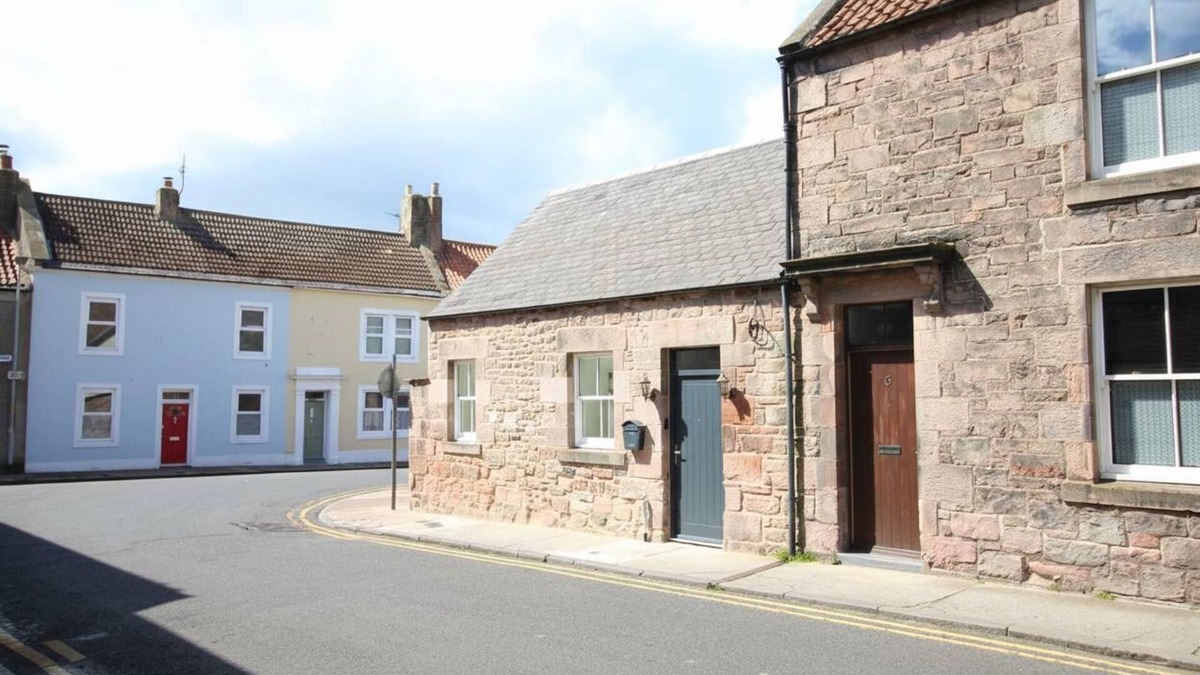 Berwick-upon-Tweed Villa | 1 Bed Cottage - Plus Sofa Bed - Sleeps 4 - Pets