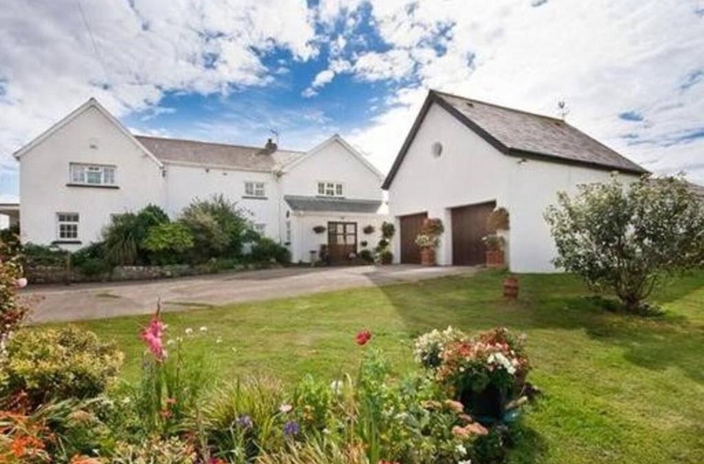 Gileston House | 1-Bed Cottage on Coastal Pathway in South Wales