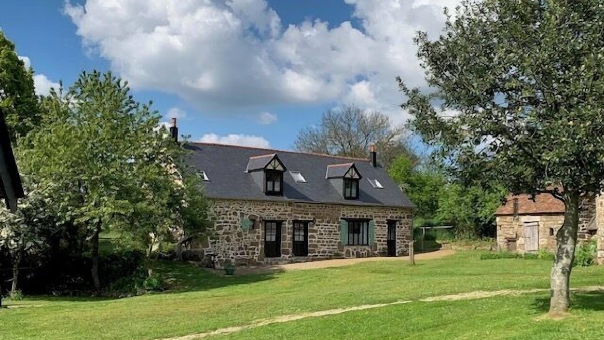 Ambrieres-les-Vallees Cottage | 1 Bed Cottage - Sleeps 2 - Garden - Parking - Wifi