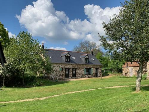 Ambrieres-les-Vallees House | 1 Bed Cottage - Sleeps 2 - Garden - Parking - Wifi