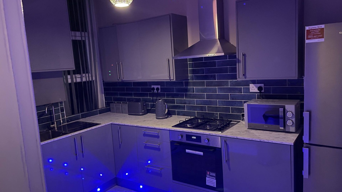 Bradford Apartment | 1 Bed Flat - Sleeps 2 - Hot Tub - Parking - Wifi